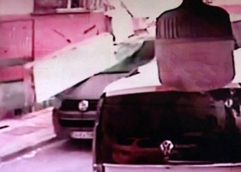 İstanbul’da aracın üzerine balkon çöktü