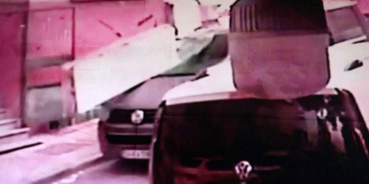 İstanbul’da aracın üzerine balkon çöktü