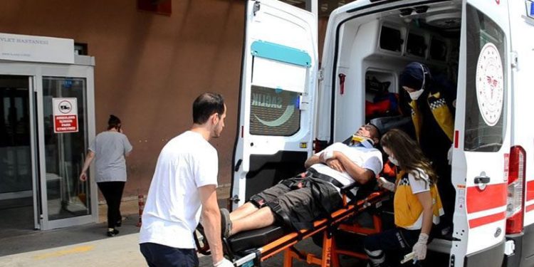 Çorlu’da kamyon kasasından düşen şoför yaralandı