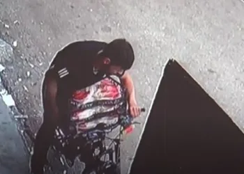 Marketten kasa kasa ekmek çalındı