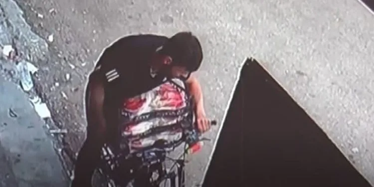 Marketten kasa kasa ekmek çalındı