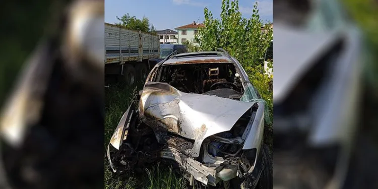 Sakaraya’da ağaca çarpan otomobil alev aldı: 1 yaralı