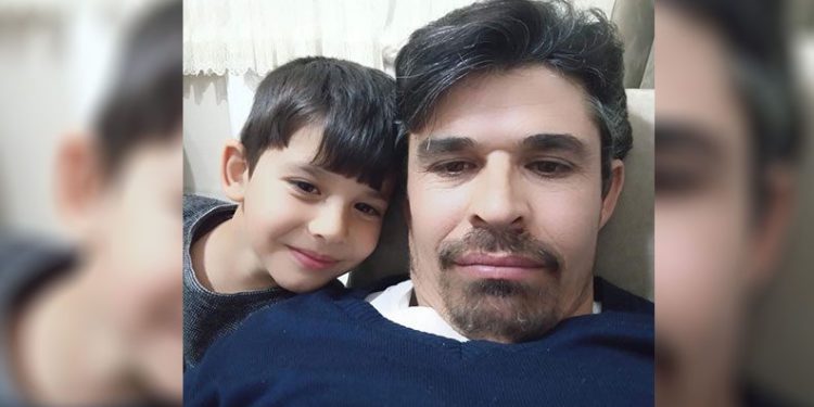 8 yaşındaki çocuk sokak köpeklerinin saldırısına uğradı