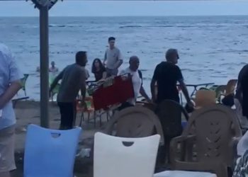 Bursa’da deniz kenarında sandalyeli kavga