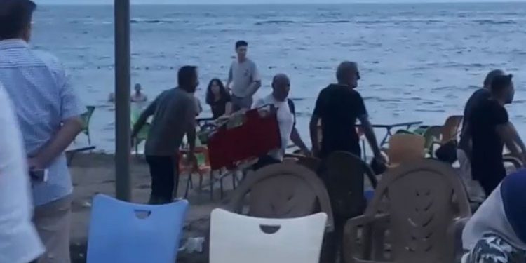 Bursa’da deniz kenarında sandalyeli kavga
