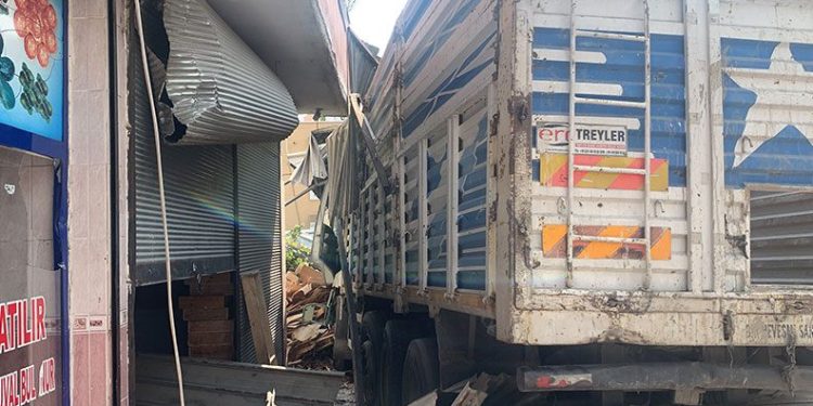 Kamyon, oturan adama çarpıp odunluğa girdi