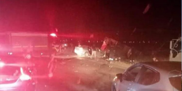 İşçi servisi ile otomobil çarpıştı: 17 yaralı