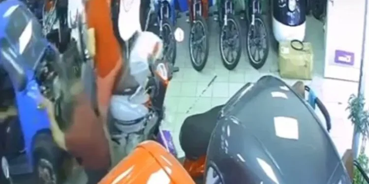 Bursa’da motosiklet mağazasında kaza