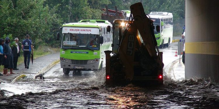 Kocaeli’de sağanak hayatı felç etti