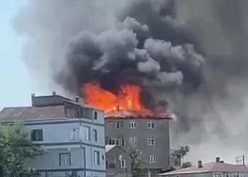 Kocaeli’de izolasyon yapılan çatı alev topuna döndü