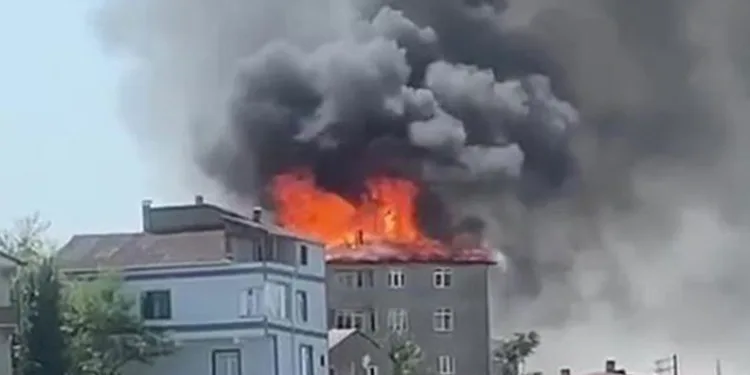 Kocaeli’de izolasyon yapılan çatı alev topuna döndü