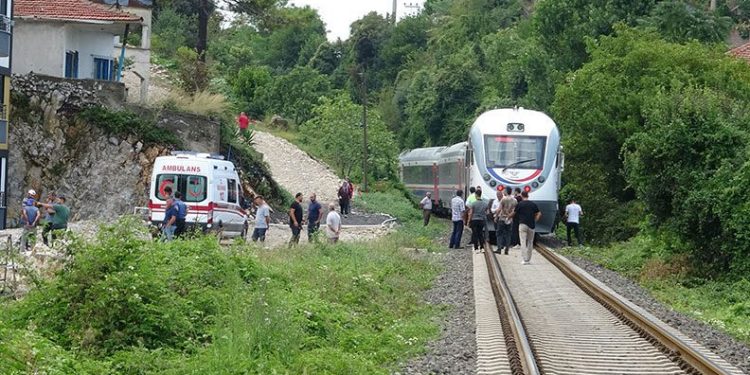 Yolcu treni raylarda yürüyen kıza çarptı