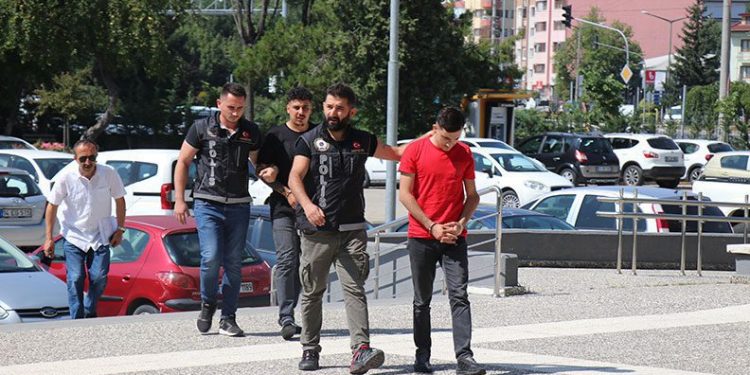 Bolu’da otobüste uyuşturucuyla yakalandılar