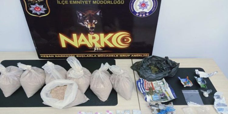 Edirne’de kömürlükten kilolarca uyuşturucu çıktı