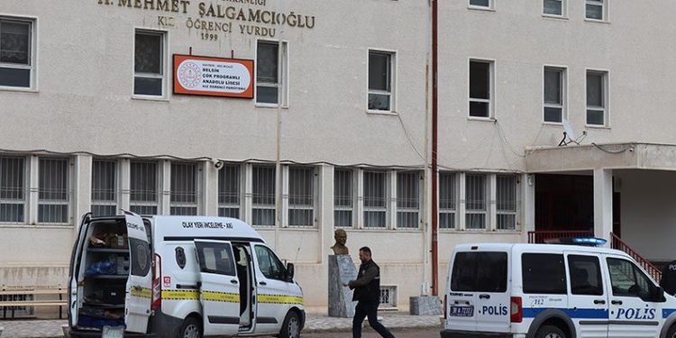 Annesini bıçaklayan eski eşinin beraatini istedi