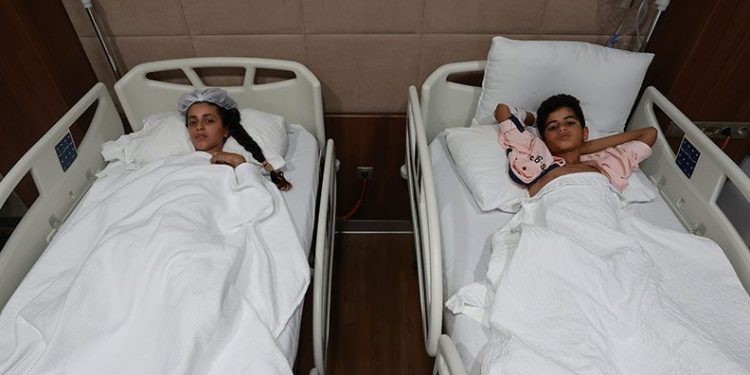 Filistinli iki kardeş Cumhurbaşkanı Erdoğan’ın talimatıyla tedavi için Türkiye’ye getirildi