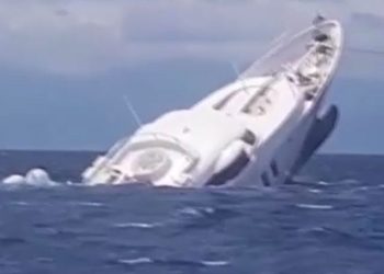 İtalya’da 40 metrelik süperyat battı