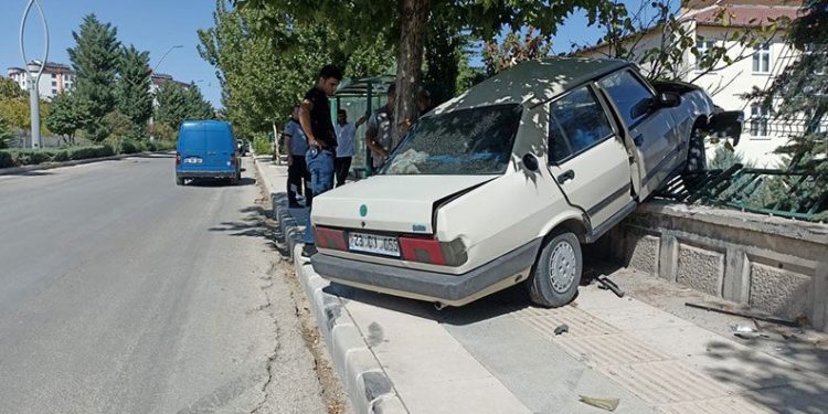 Elazığ’da otomobil duvara çarptı: 1 yaralı
