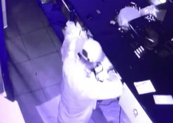 Bursa’da kafeye giren hırsız sadaka kutusu çaldı