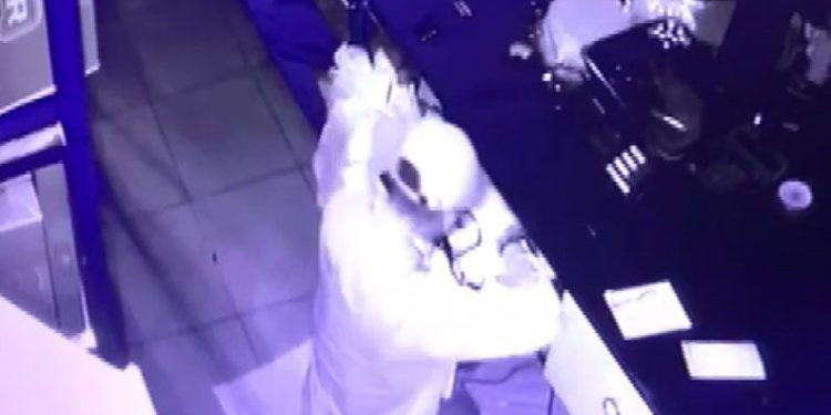 Bursa’da kafeye giren hırsız sadaka kutusu çaldı