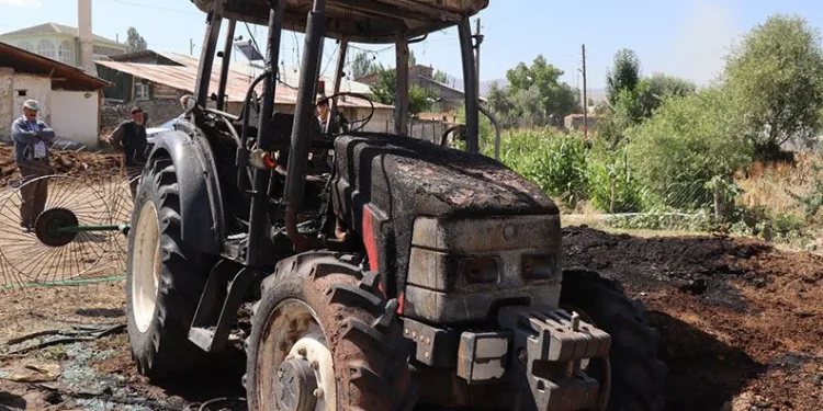 Gizlice gelip traktör ve 850 balya otu yaktılar