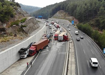 Manisa’da 7 araçlı zincirleme kaza: 5 yaralı