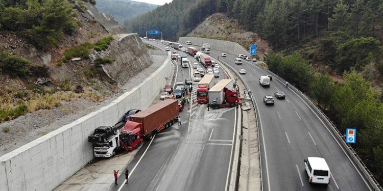Manisa’da 7 araçlı zincirleme kaza: 5 yaralı