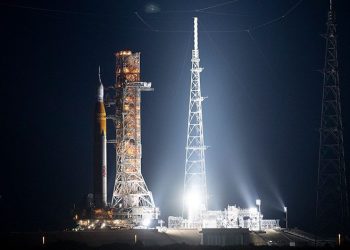 NASA’nın Ay roketi rampaya yerleştirildi