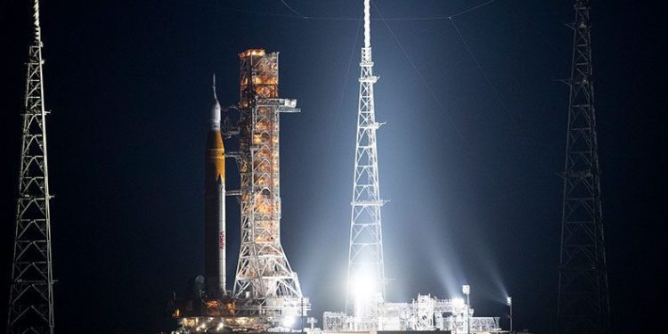 NASA’nın Ay roketi rampaya yerleştirildi
