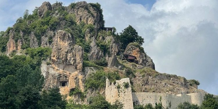 2 bin 500 yıllık Ünye Kalesi turizme hazırlanıyor