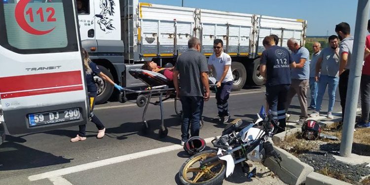 Tekirdağ’da motosiklet otomobile çarptı: 2 yaralı