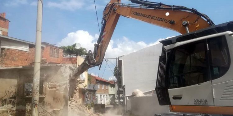 Osmangazi’de tehlike arz eden metruk binalar yıkıldı