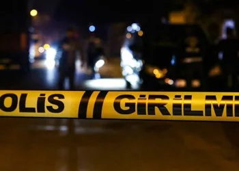 Eşi ve 3 kızını uykularında katletti