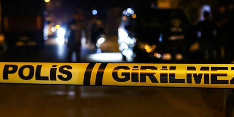 Eşi ve 3 kızını uykularında katletti