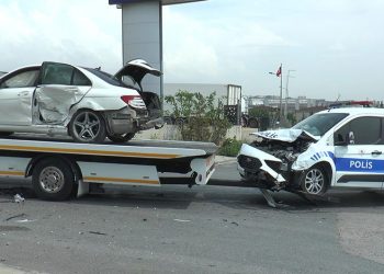 Göreve giden polis ekibi kaza yaptı