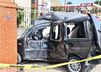 Samsun’da araç evin duvarına çarptı