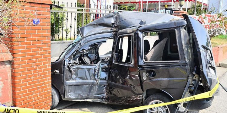 Samsun’da araç evin duvarına çarptı