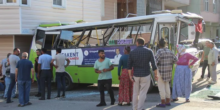 Halk otobüsünde dehşeti yaşadılar: 15 yaralı