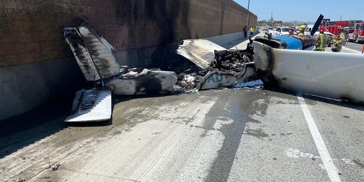 California’da otobana düşen uçak alev aldı