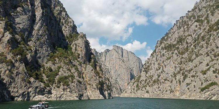 Şahinkaya Kanyonu’na ziyaretçi akını