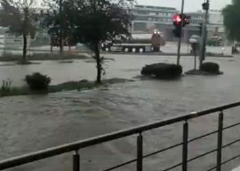 Tekirdağ’da sağanak yağış yolları nehre çevirdi