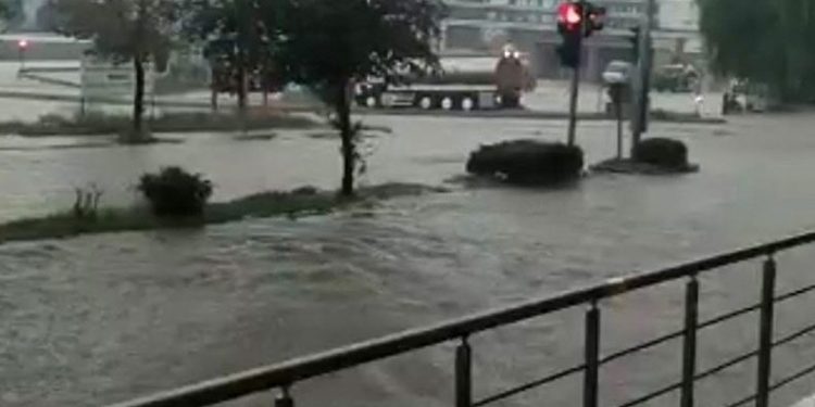 Tekirdağ’da sağanak yağış yolları nehre çevirdi
