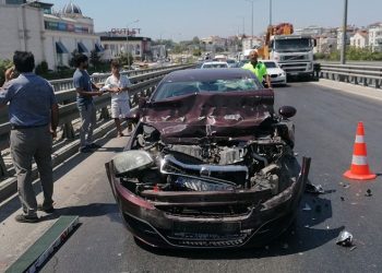 Manavgat’ta otomobil kamyona çarptı