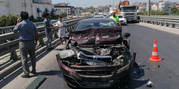 Manavgat’ta otomobil kamyona çarptı