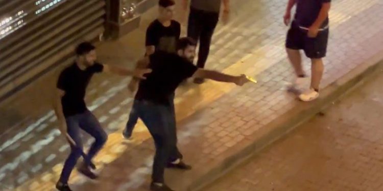 Bursa’da cadde ortasında kurşun yağdırdı: 3 yaralı