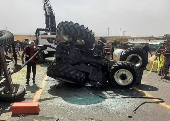 Kars’ta devrilen traktör altında can pazarı