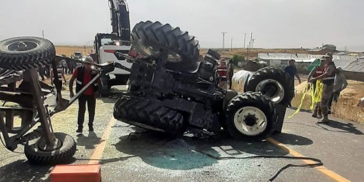 Kars’ta devrilen traktör altında can pazarı