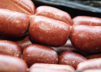 Dana sucuğundan tavuk eti çıktı