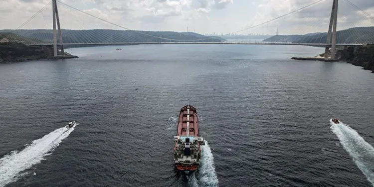 Tahıl yüklü gemi ‘Razoni’ İstanbul Boğazı’nda