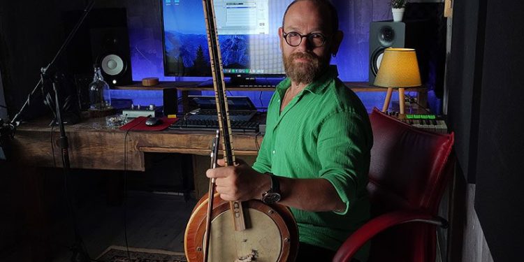 Yaylı tamburu dünyaya tanıtıyor